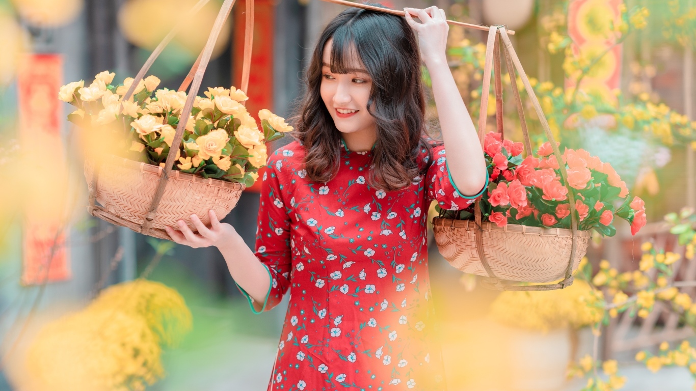 Милая девушка азиатка с цветами в красном платье