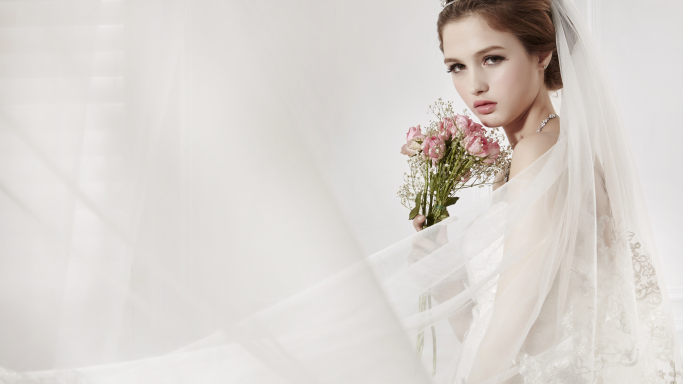 Милая девушка в костюме невесты с букетом цветов