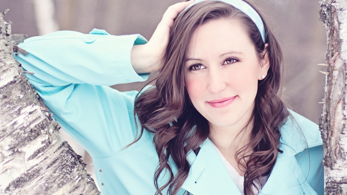 Милая девушка с карими глазами в голубой рубашке