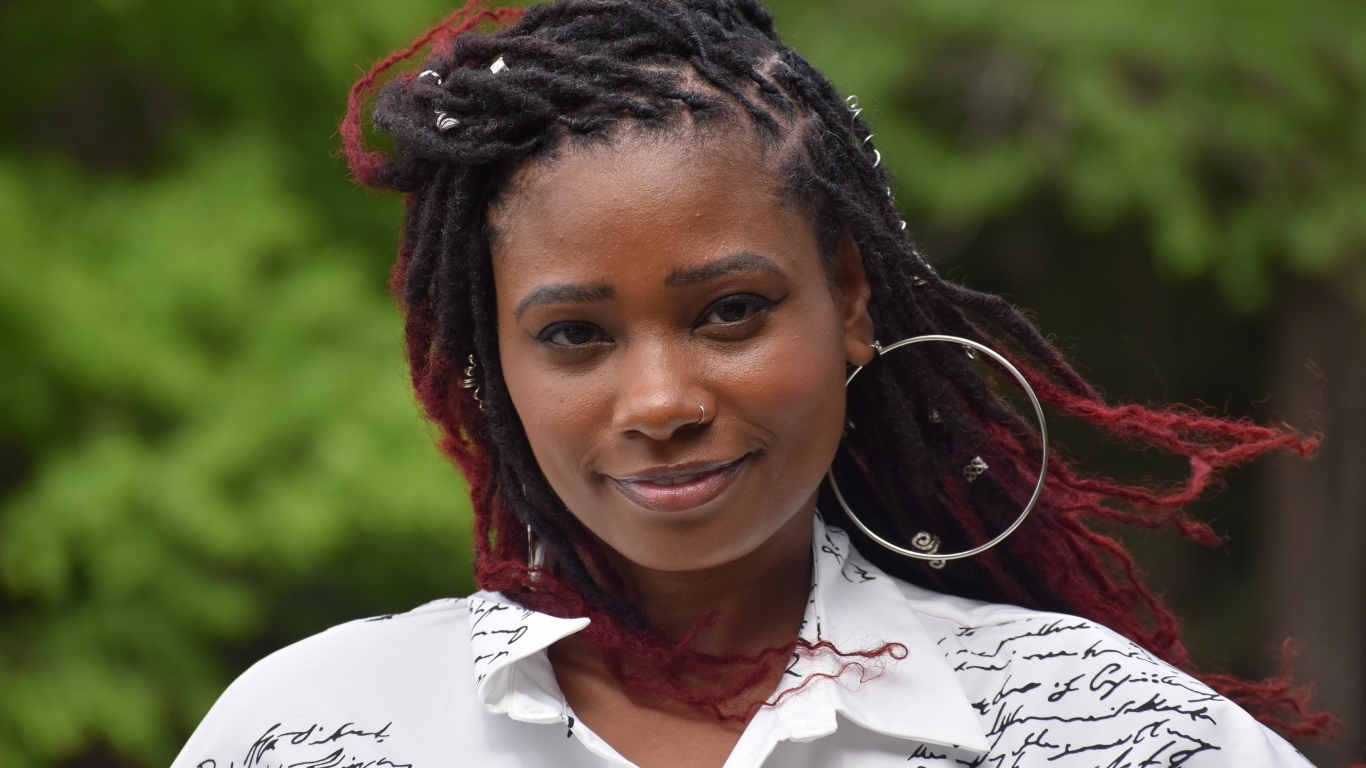 Темнокожая девушка с большими сережками в ушах