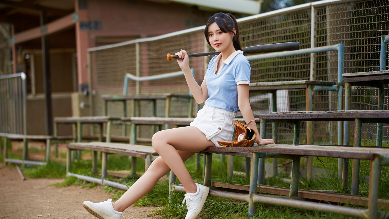 Девушка спортсменка с бейсбольной битой 