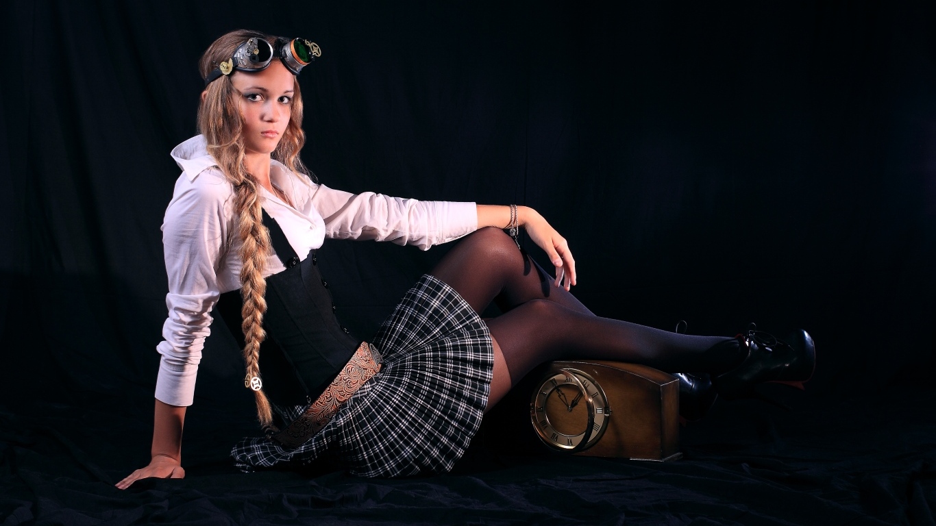 Девушка в костюме на черном фоне с часами