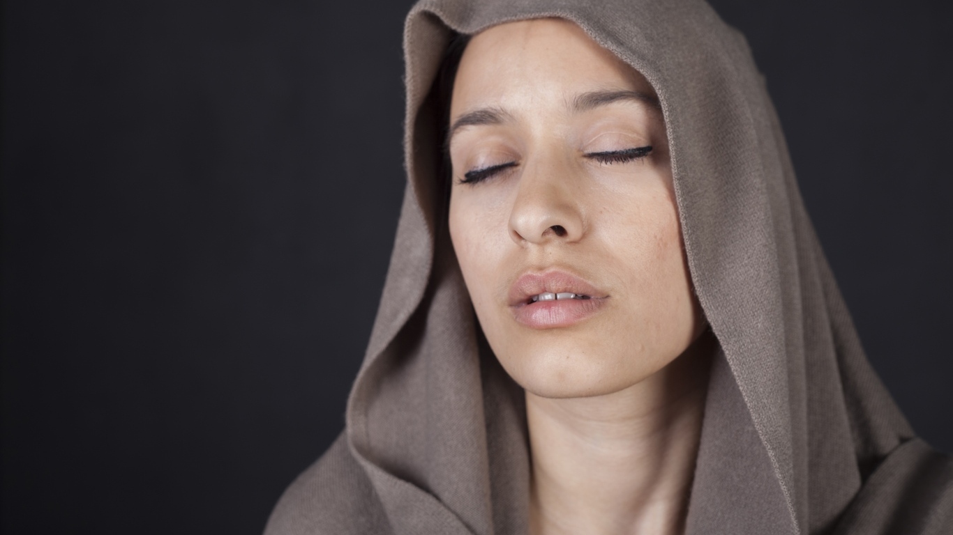 Девушка с закрытыми глазами с покрытой головой