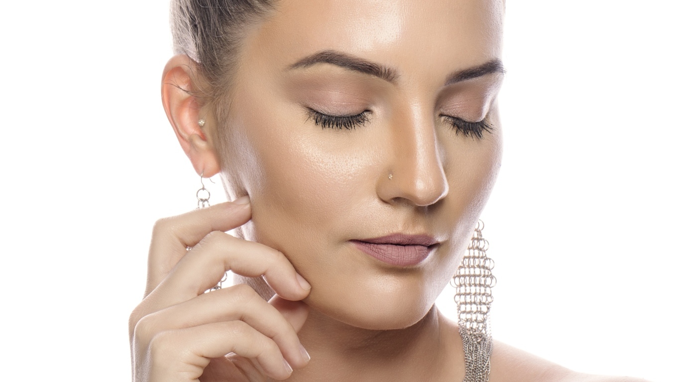 Девушка с закрытым глазами на белом фоне