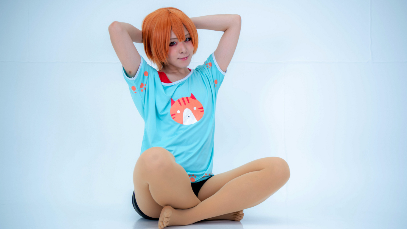 Рыжеволосая азиатка в милой футболке на голубом фоне