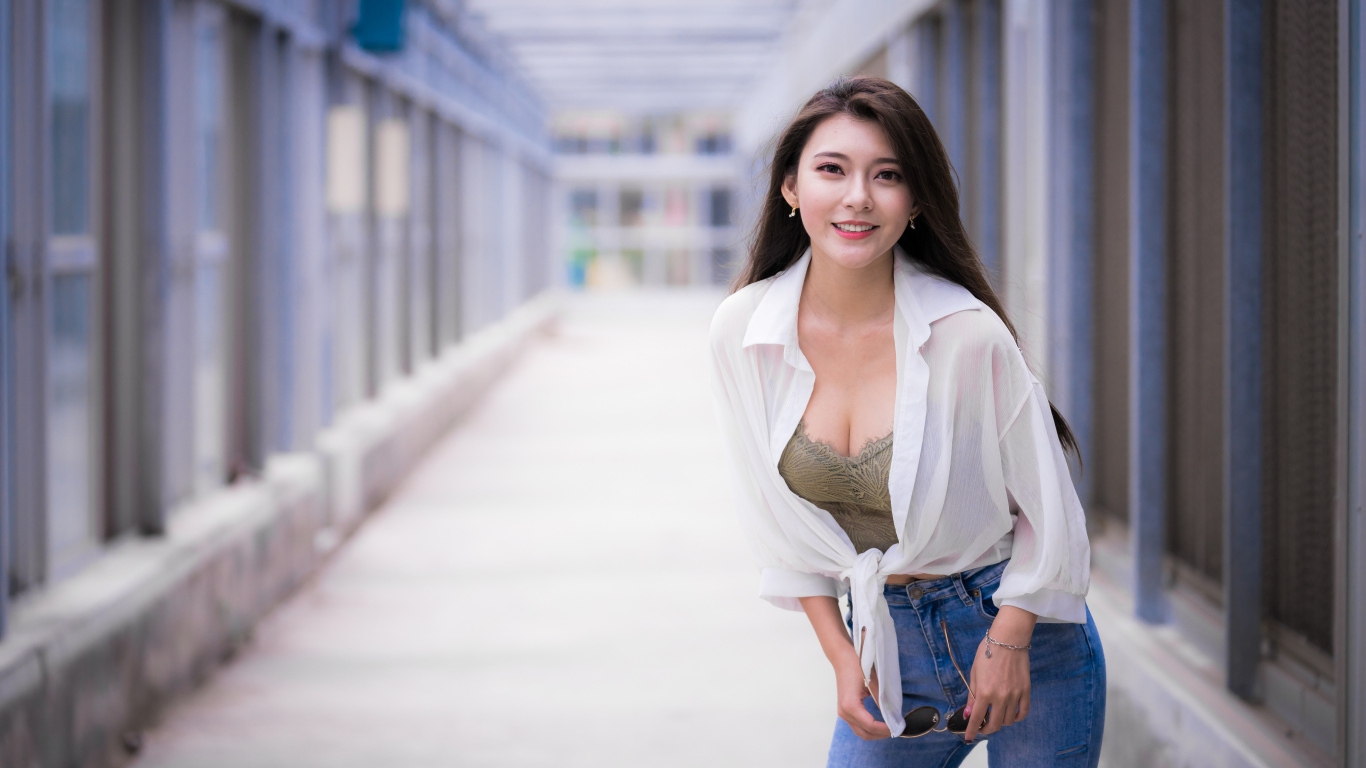 Улыбающаяся азиатка в белой рубашке
