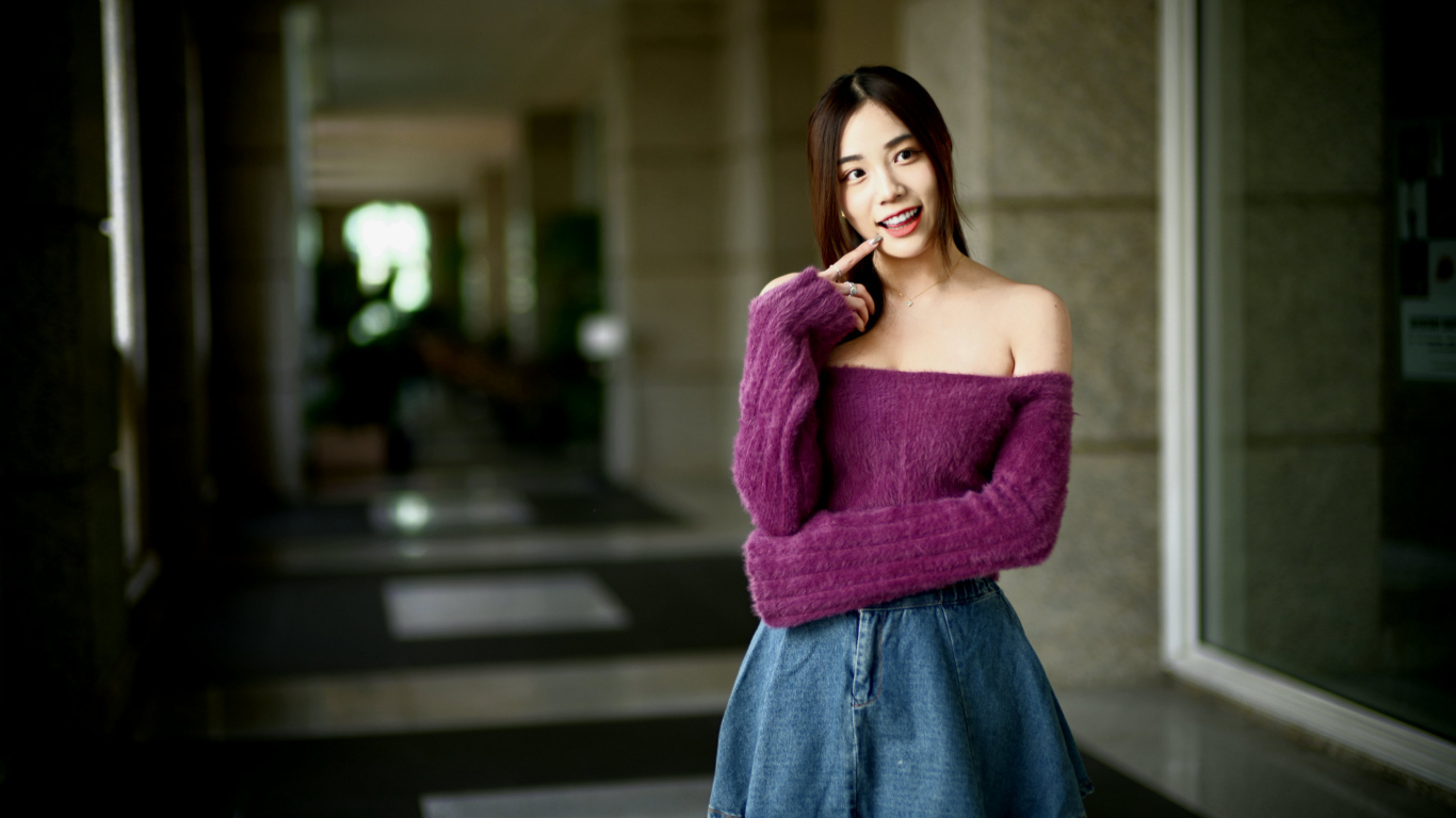 Улыбающаяся азиатка в короткой юбке у дома