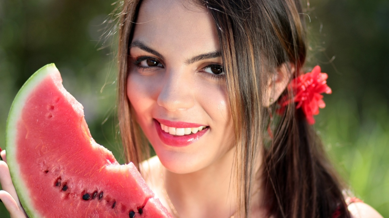 Улыбающаяся девушка с куском арбуза