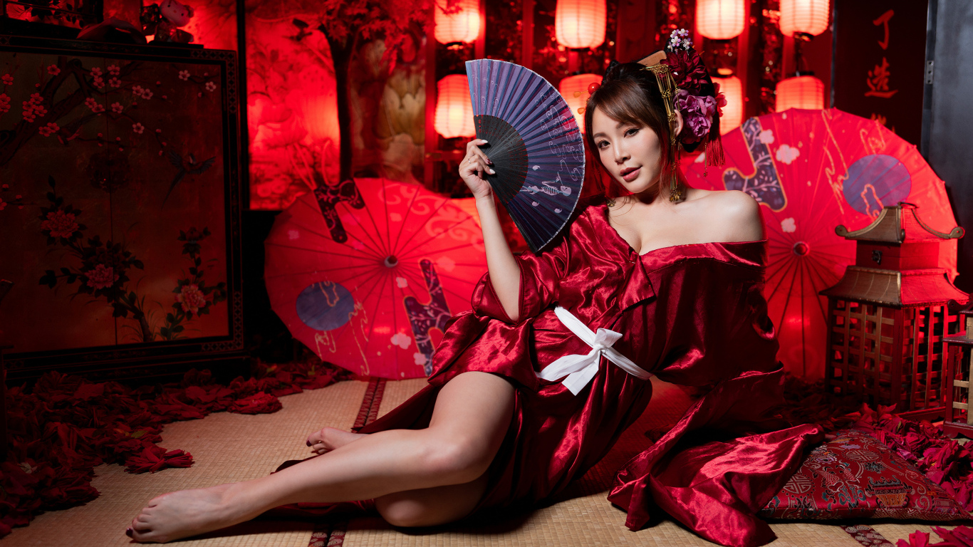 Эффектная девушка азиатка с веером в комнате