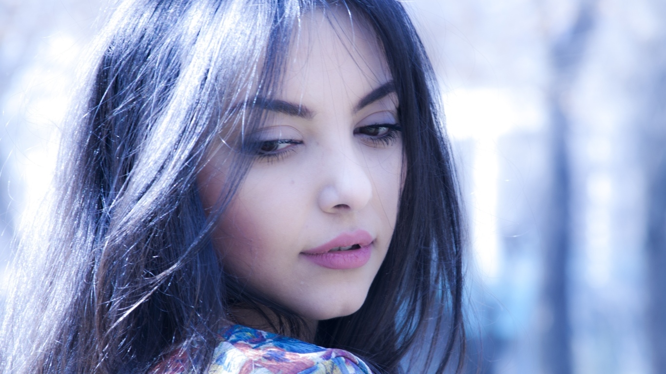 Нежная кареглазая девушка с черными волосами