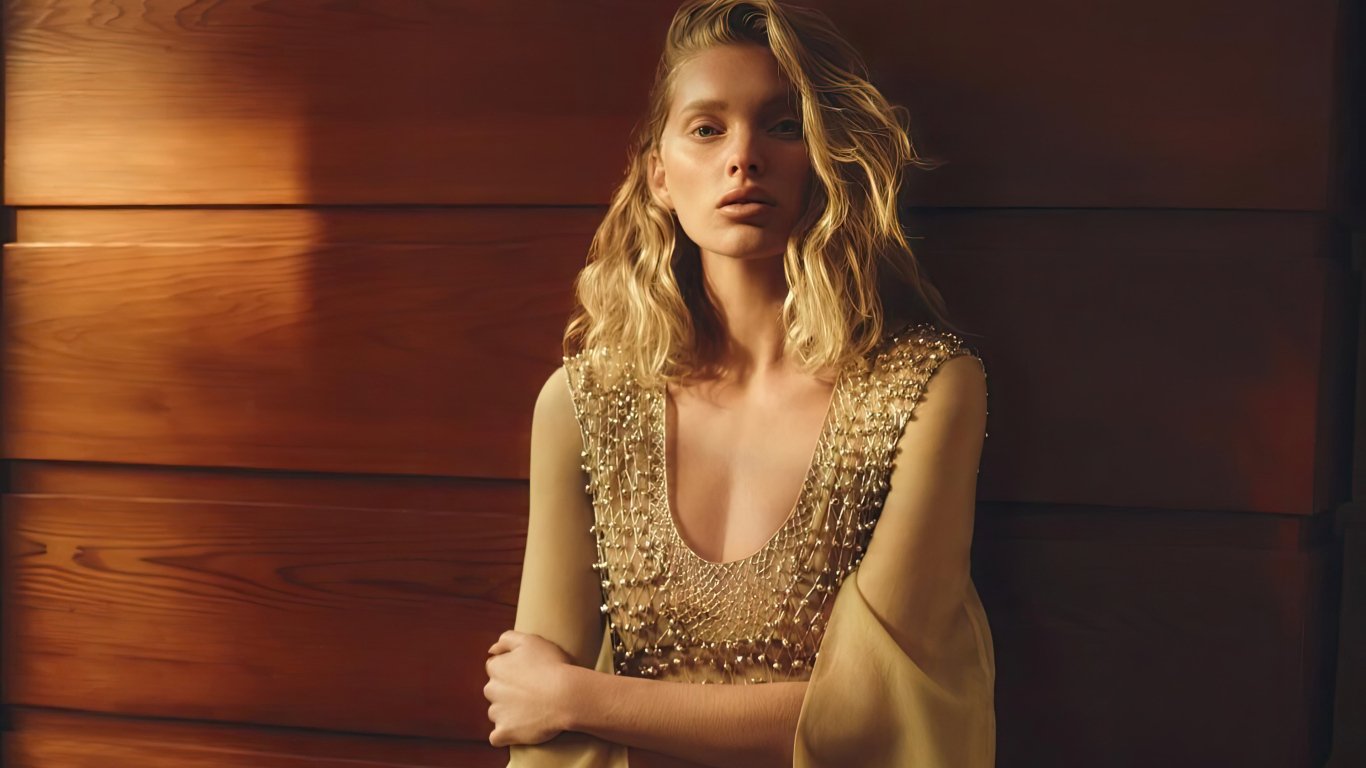 Красивая шведская модель Эльза Хоск