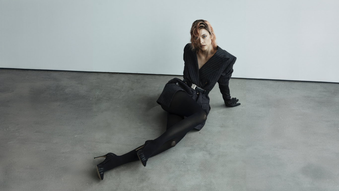 Модель Барбара Палвин в черном наряде сидит на полу