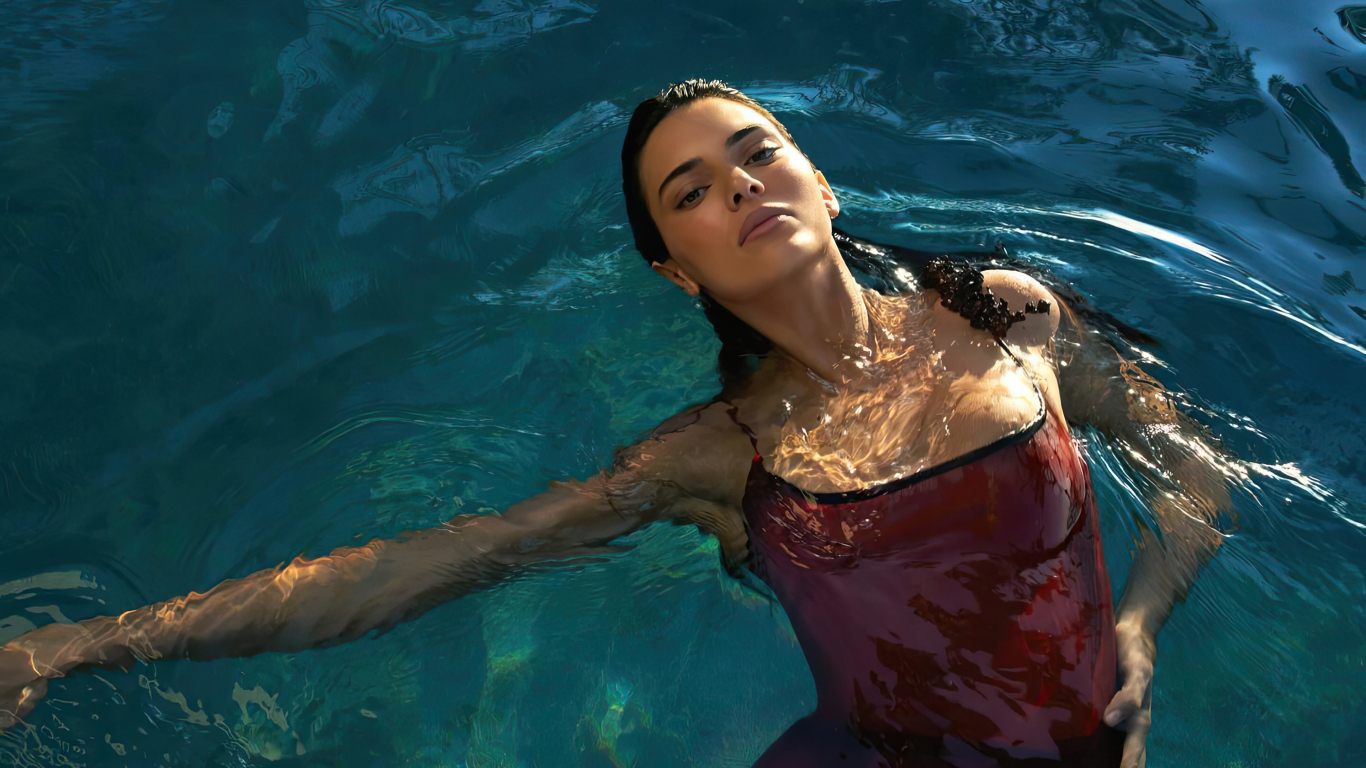 Модель Кендалл Дженнер лежит в бассейне