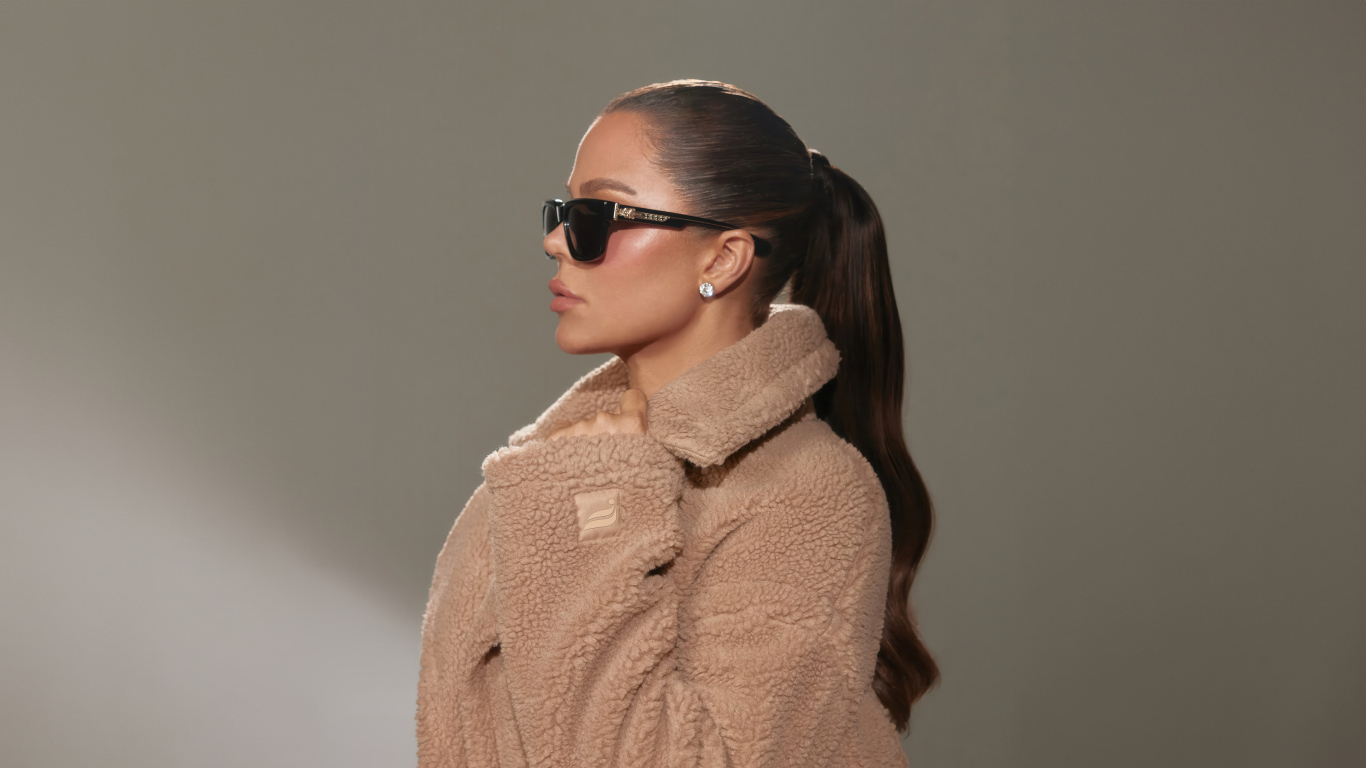 Модель Клои Кардашьян в шубе и черных очках