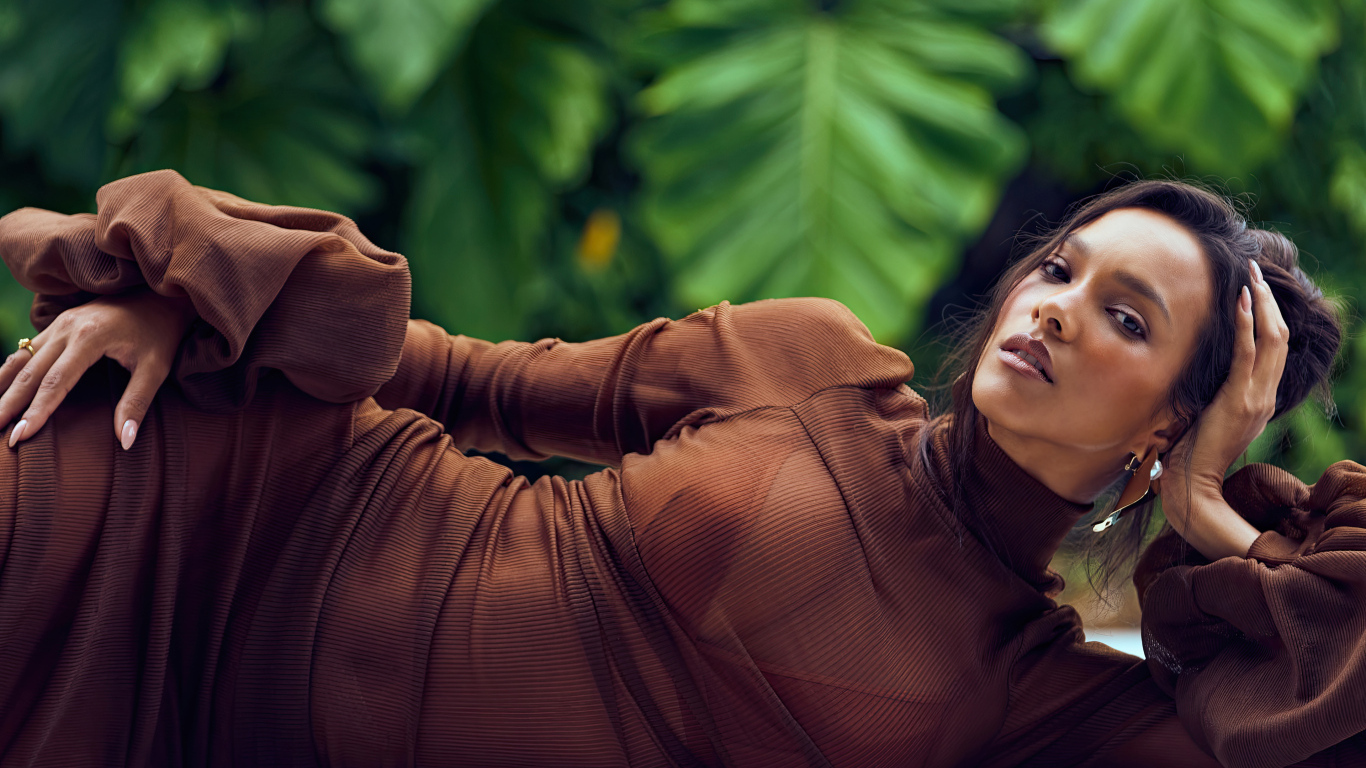 Модель Лаис Рибейро в коричневом платье лежит на полу