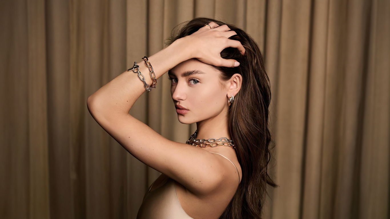 Модель Лени Олуми Клум  с руками в волосах