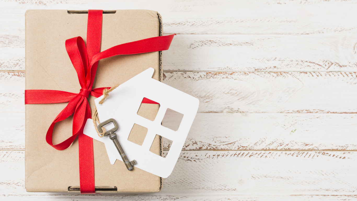 Подарок с ключом от квартиры на столе