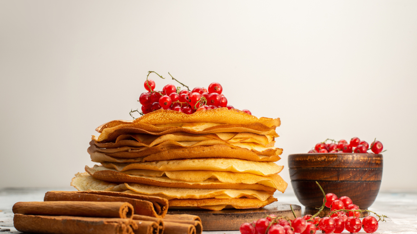 Блины с корицей и красной смородиной на Масленицу
