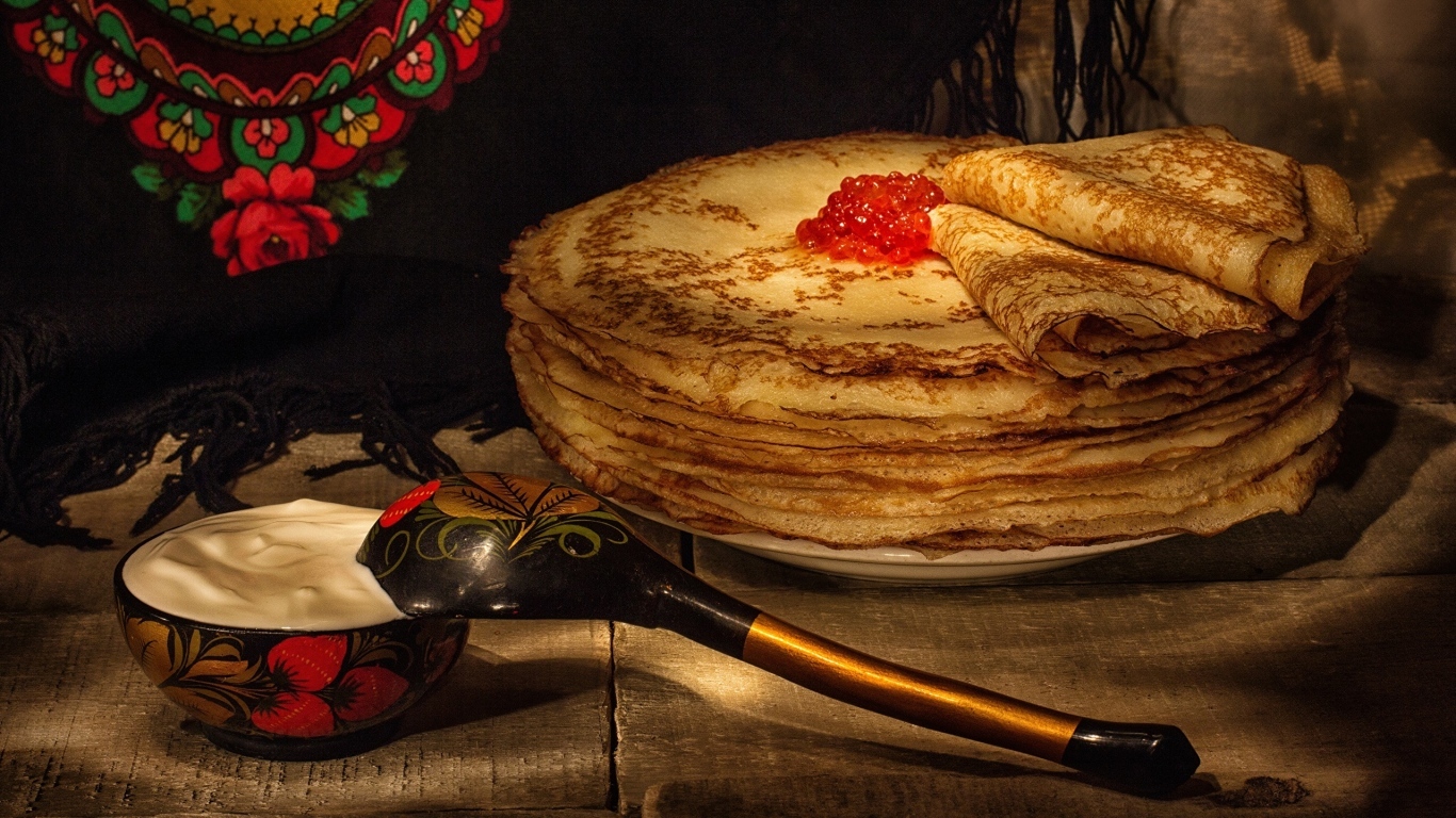 Тонкие блинчики с икрой и деревянной ложкой на Масленицу