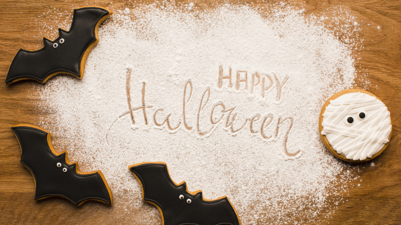 Печенье в форме летучих мышей на разделочной доске на Хэллоуин
