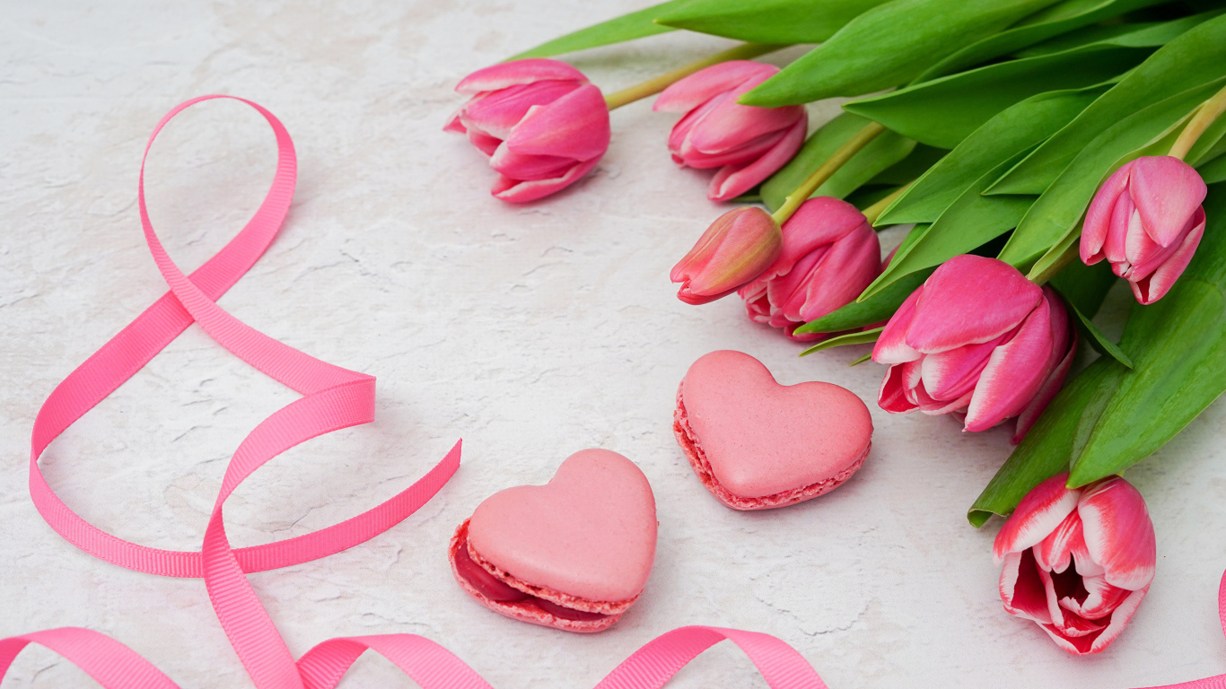 Букет тюльпанов с лентой и печеньем на 8 марта