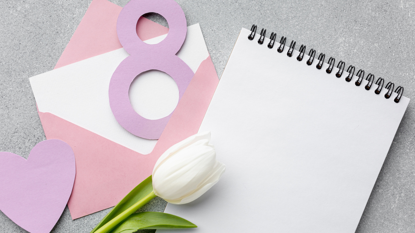 Конверт с блокнотом и белым тюльпаном на сером фоне на 8 марта