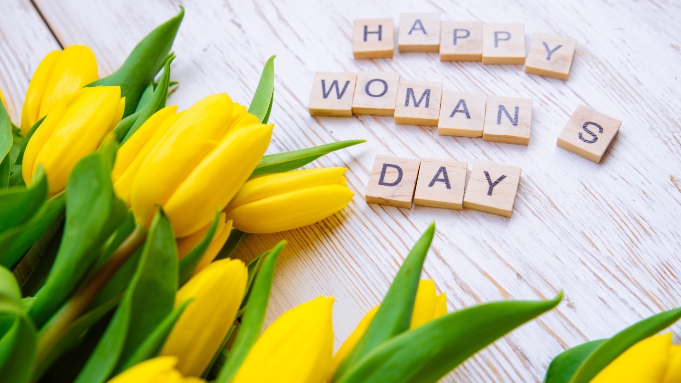 Большой букет желтых тюльпанов на Международный женский день 8 марта