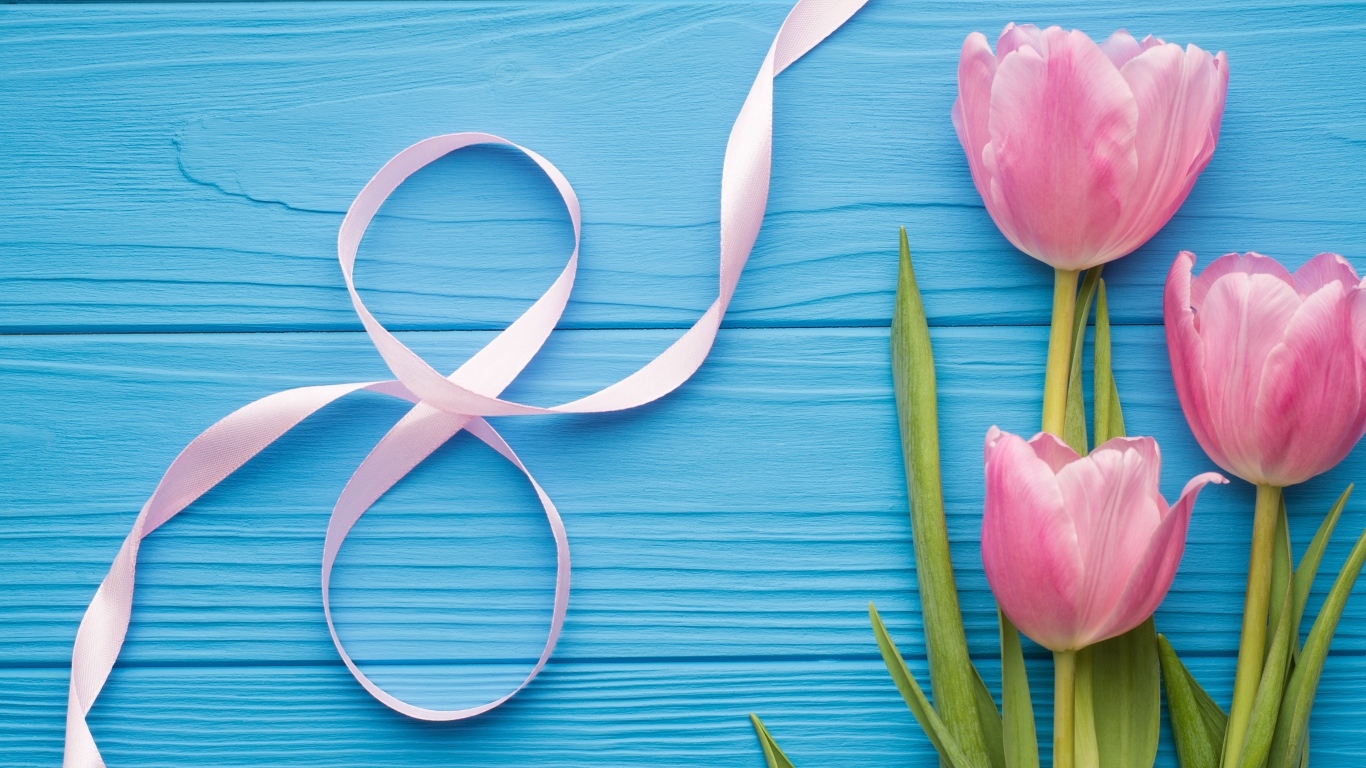 Цифра восемь из ленты с розовыми тюльпанами на голубом столе на Международный женский день