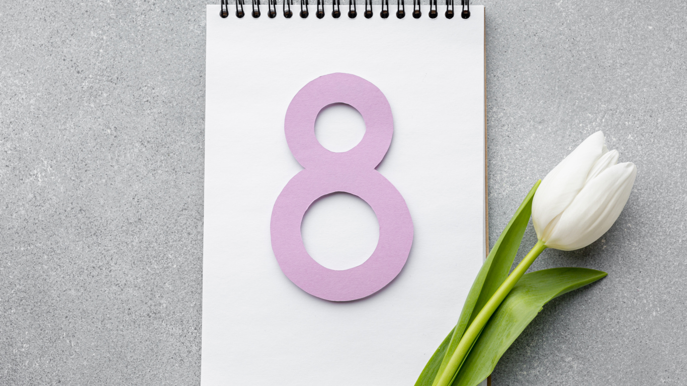 Розовая цифра 8 на блокноте с белым тюльпаном на Международный женский день 