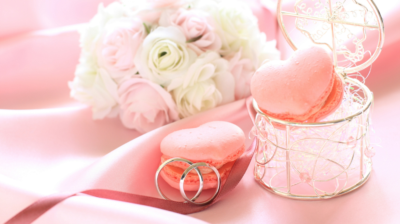 Обручальные кольца с букетом невесты и угощением 