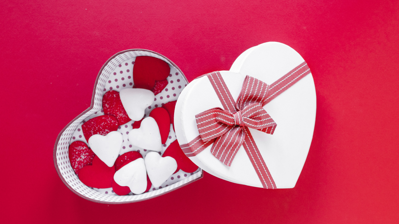 Красивая коробка наполнена сердечками на красном фоне