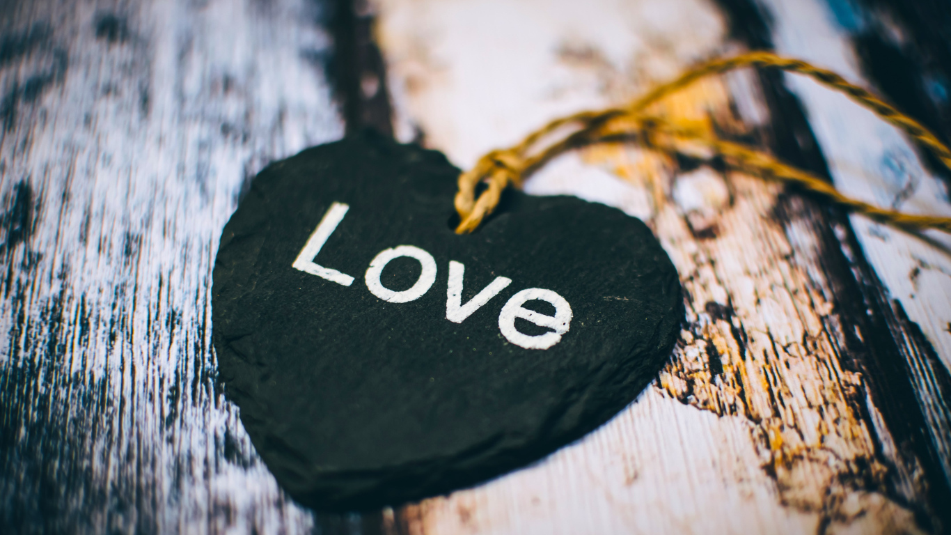 Черное каменное сердце на нитке 