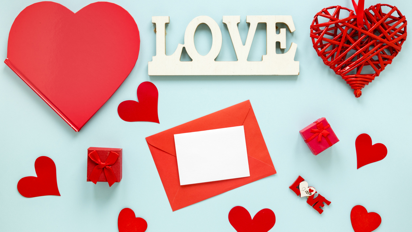 Голубой фон с красными сердцами и надписью любовь