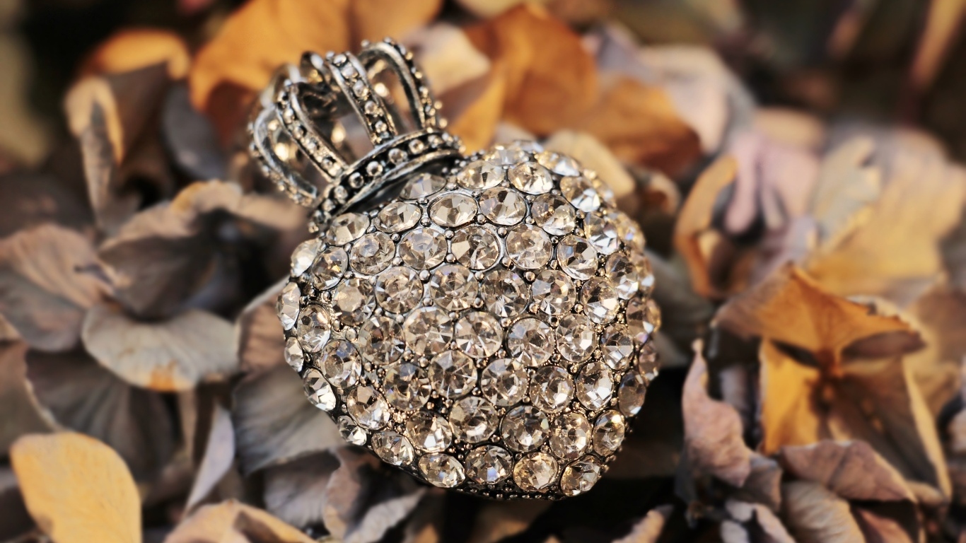 Кулон в форме сердца с короной  усыпан камнями