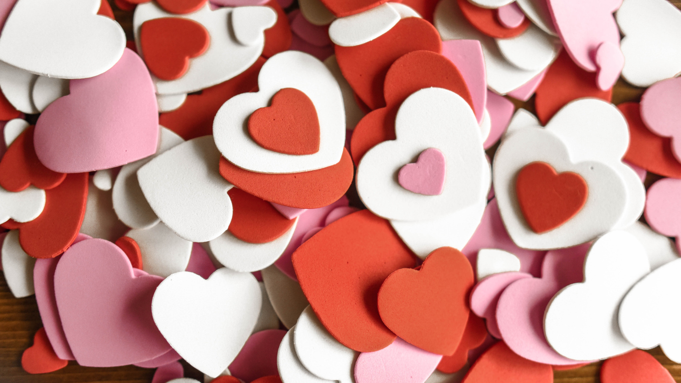 Много маленьких бумажных разноцветных сердечек