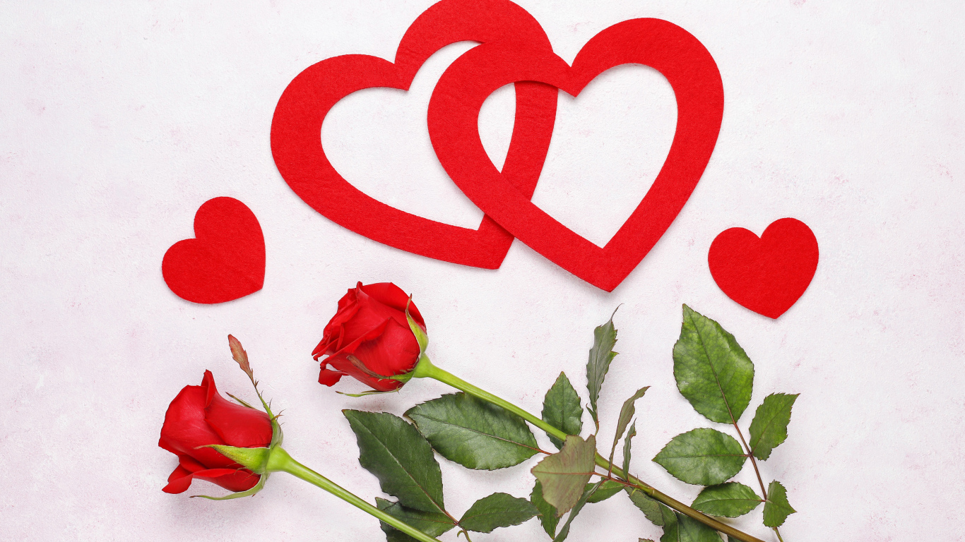 Бумажные сердечки с красными розами на белом фоне