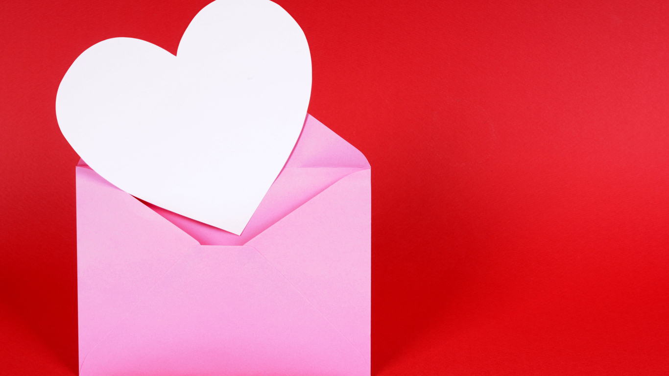 Розовый конверт с сердцем на красном фоне, шаблон для открытки