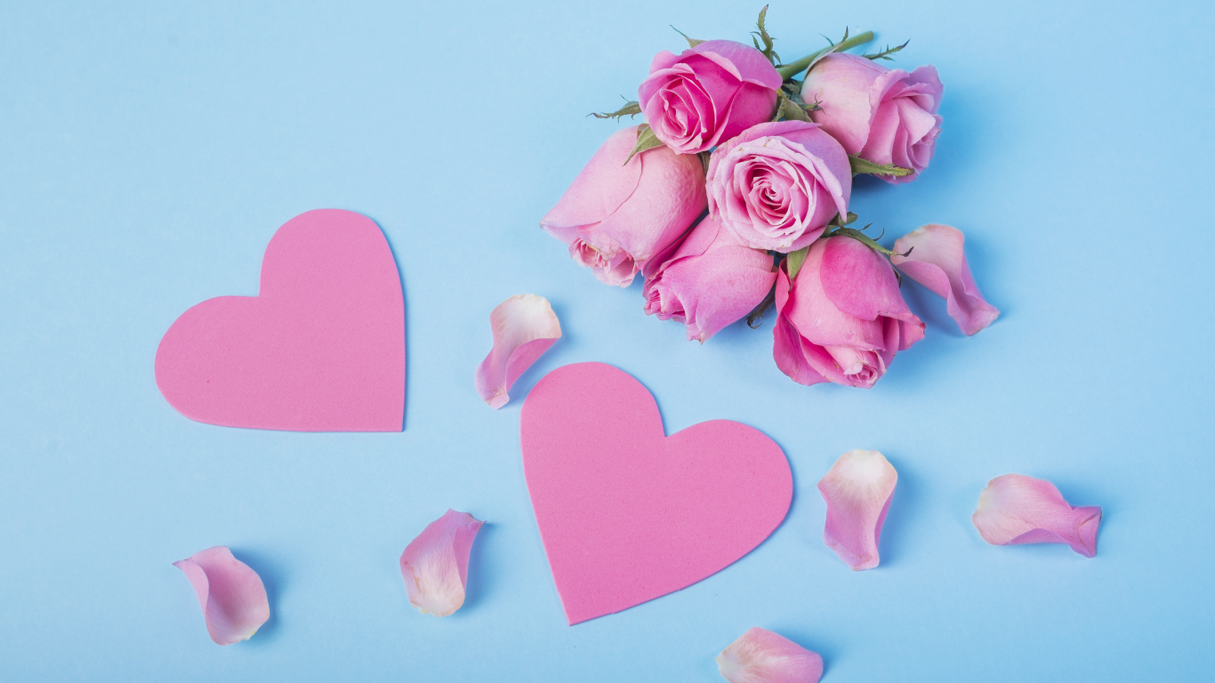 Розовые сердечки и цветы розы на голубом фоне