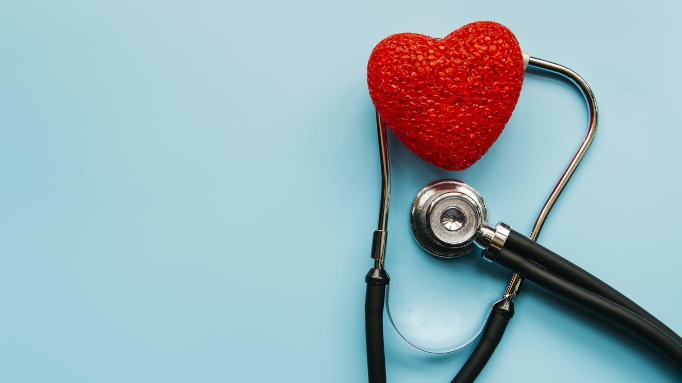 Красное сердце с стетоскопом на голубом фоне