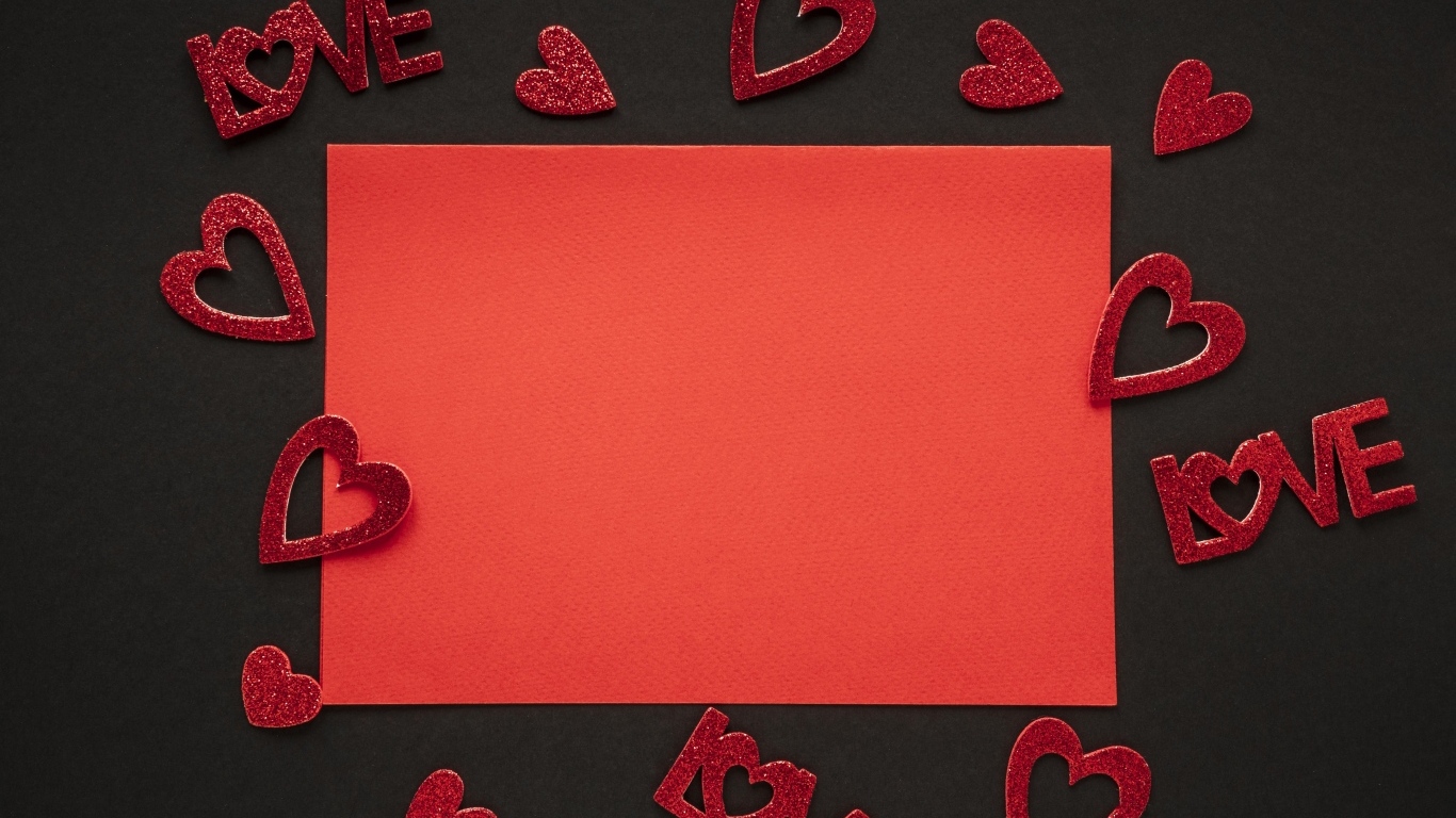 Красный лист бумаги на черном фоне с сердечками, шаблон для открытки