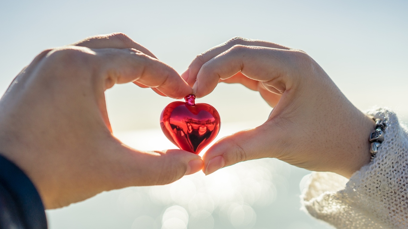 Маленькое сердечко в руках влюбленной пары