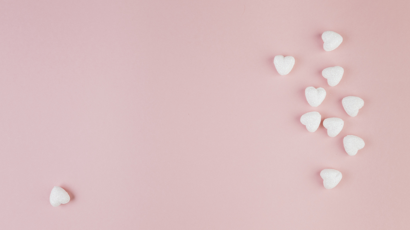 Маленькие белые сердечки на розовом фоне