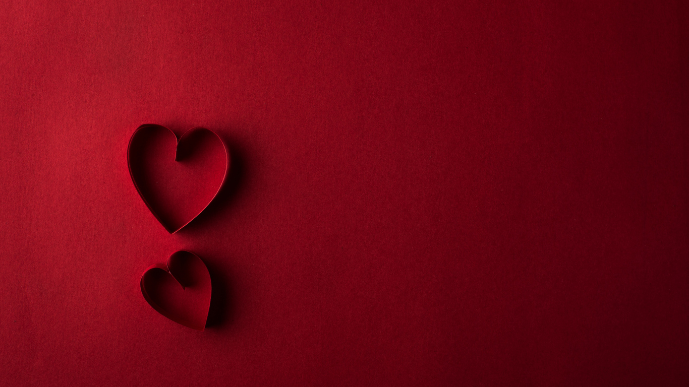 Два бумажных сердца на красном фоне, шаблон для открытки