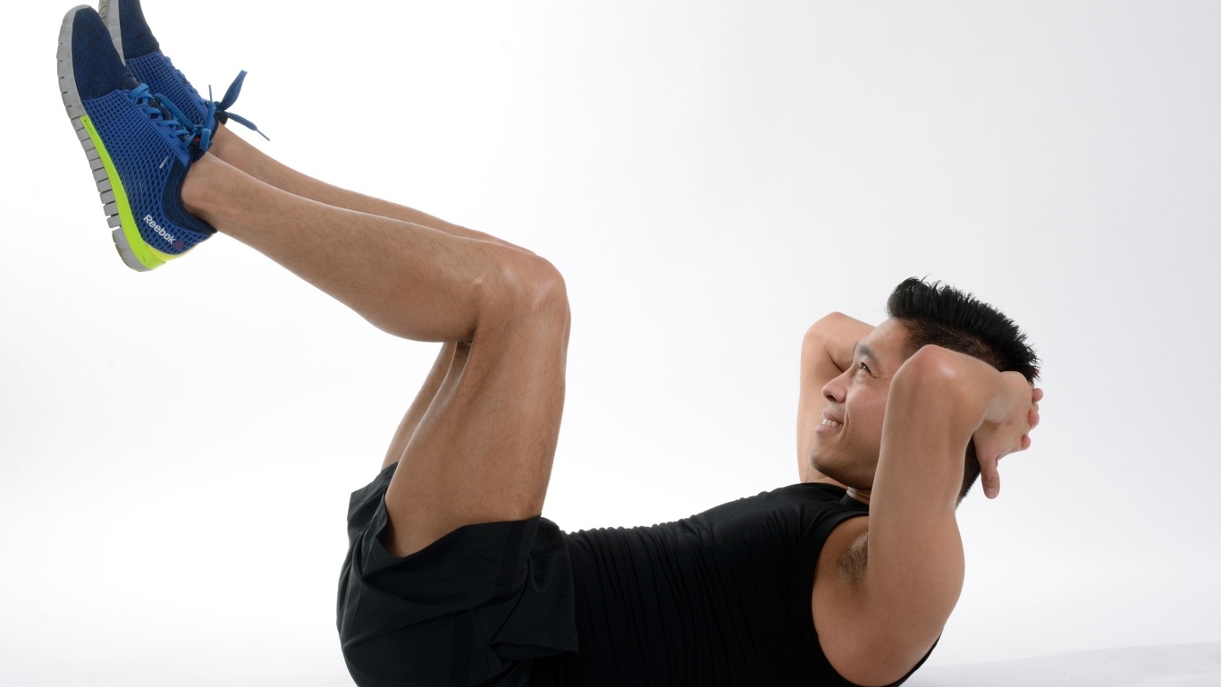 Мужчина спортсмен качает пресс