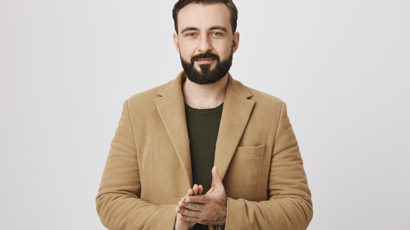 Стильный мужчина в коричневом пиджаке