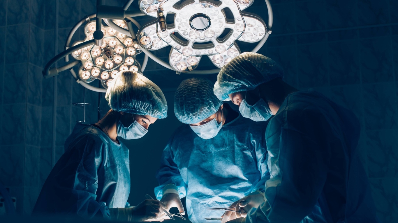 Три врача делают операцию 