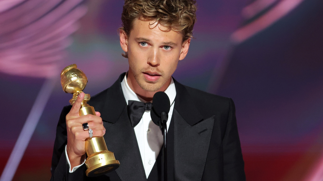 Актер Остин Батлер  с наградой в руке