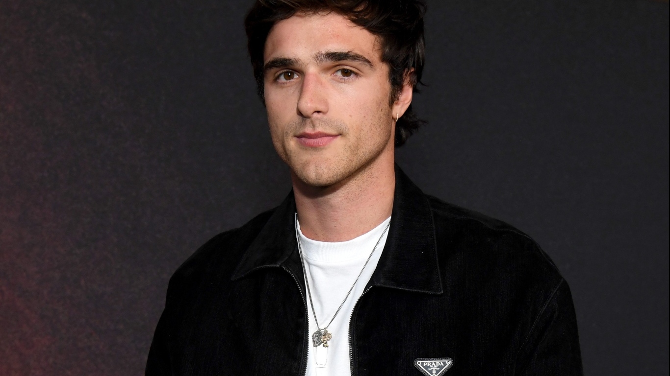 Красивый парень актер Джейкоб Элорди