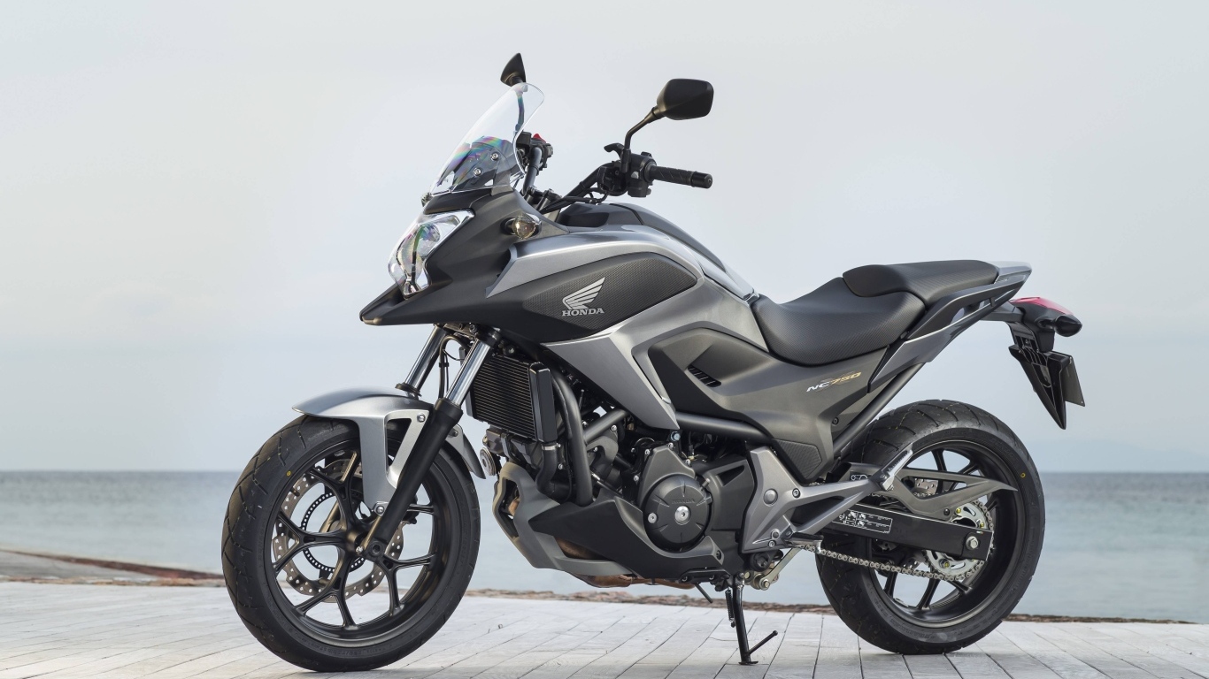 Мотоцикл honda nc750x на мосту, 2024