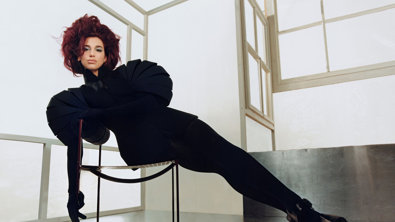 Красивое черное платье на певице Дуа Липа